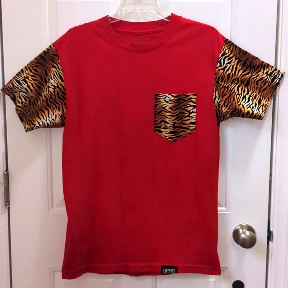 MEN'S DFYNY  MEDIUM RED SHORT SLEEVE T-SHIRT WITH TIGER PRINT SLEEVES